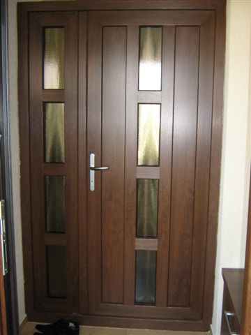 usa intrare casa cu pui