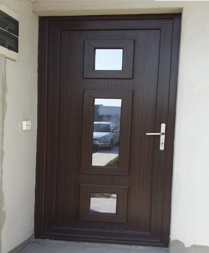 usa exterior cu geam