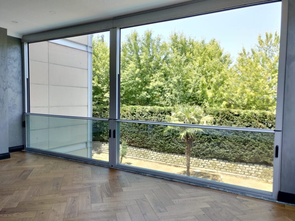 Geam glisant vertical