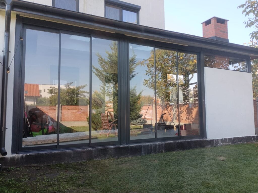 Cat costa sa inchizi terasa cu sticla