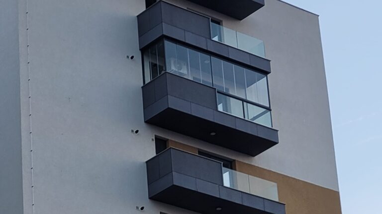 Balcon sticla apartament: protectie, design si functionalitate