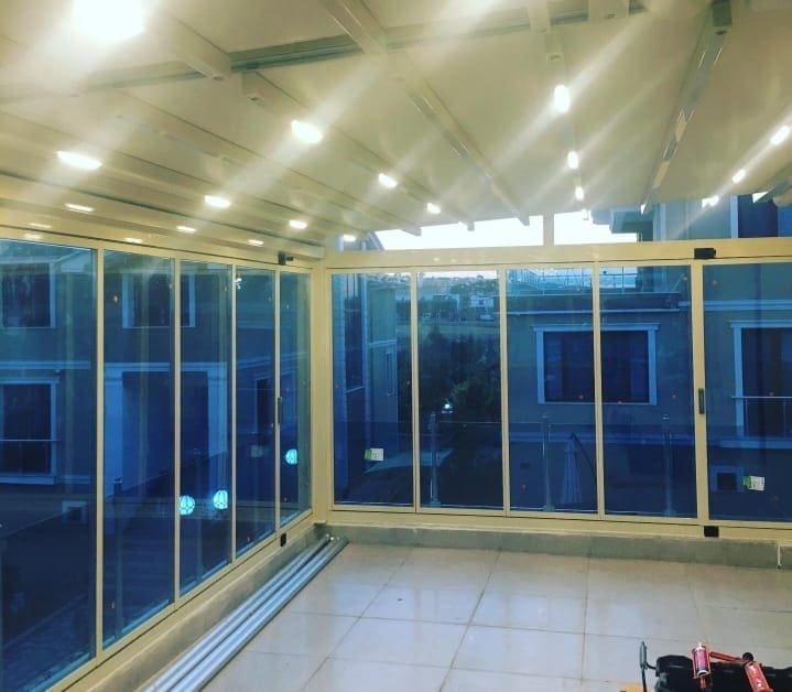 Geam glisant: solutia moderna pentru bucatarie, terasa si balcon