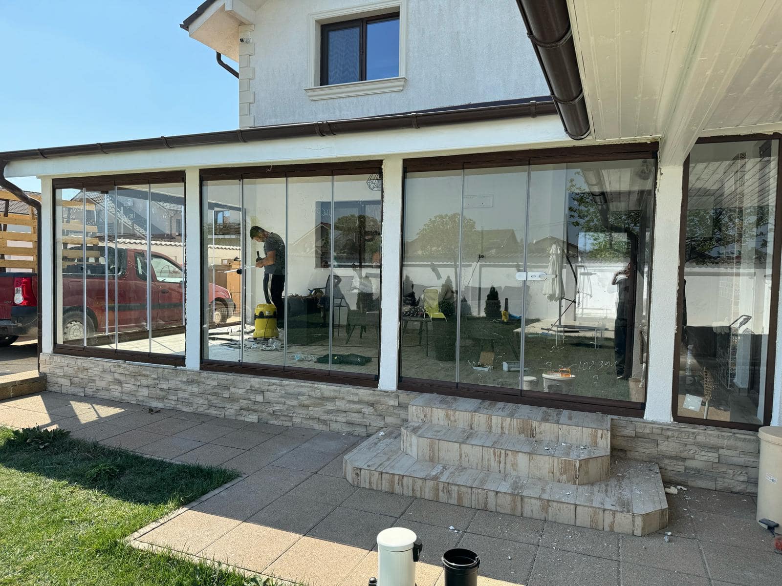 Balcon inchis cu geamuri glisante pliabile